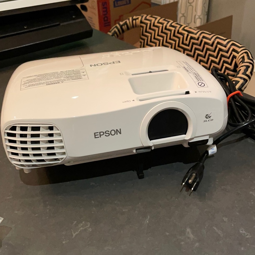 Epson Home Cinema 2000 Projector with Screen